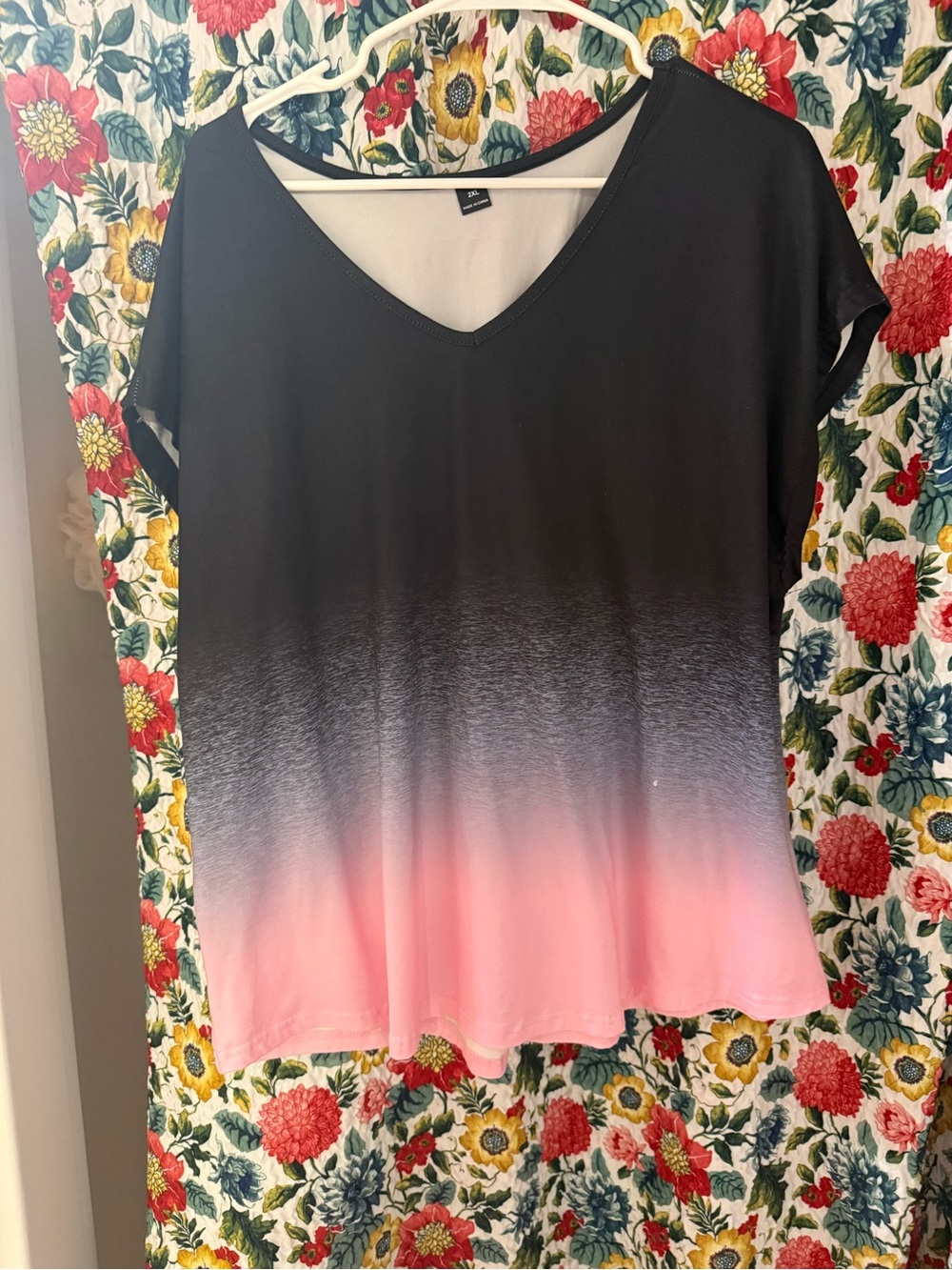 V-Neck Ombre Short Sleeve Top in Black and Pink